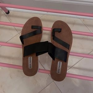 8.5 Steve Madden Toe Loop Sandals